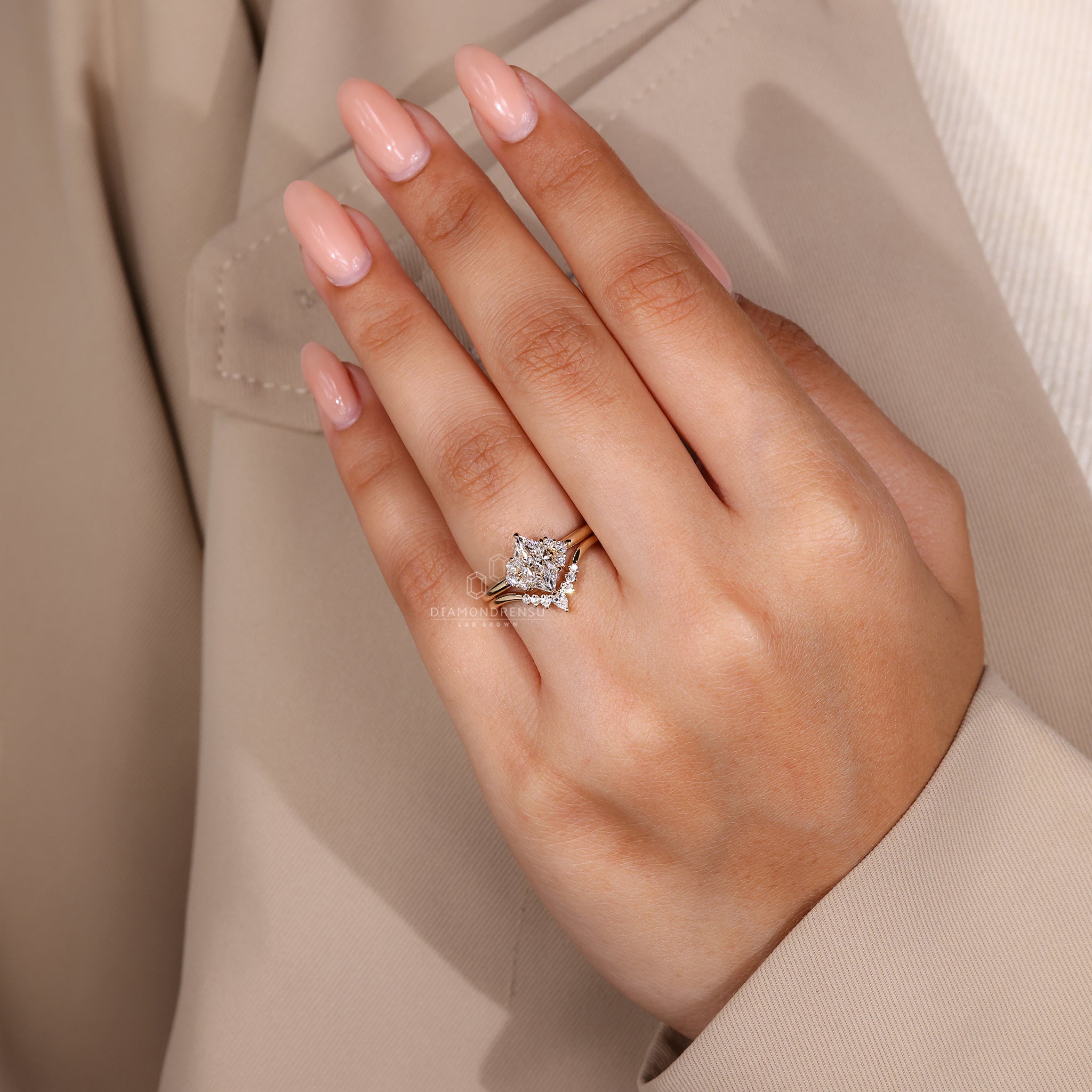Unique bridal set with a matching design.
