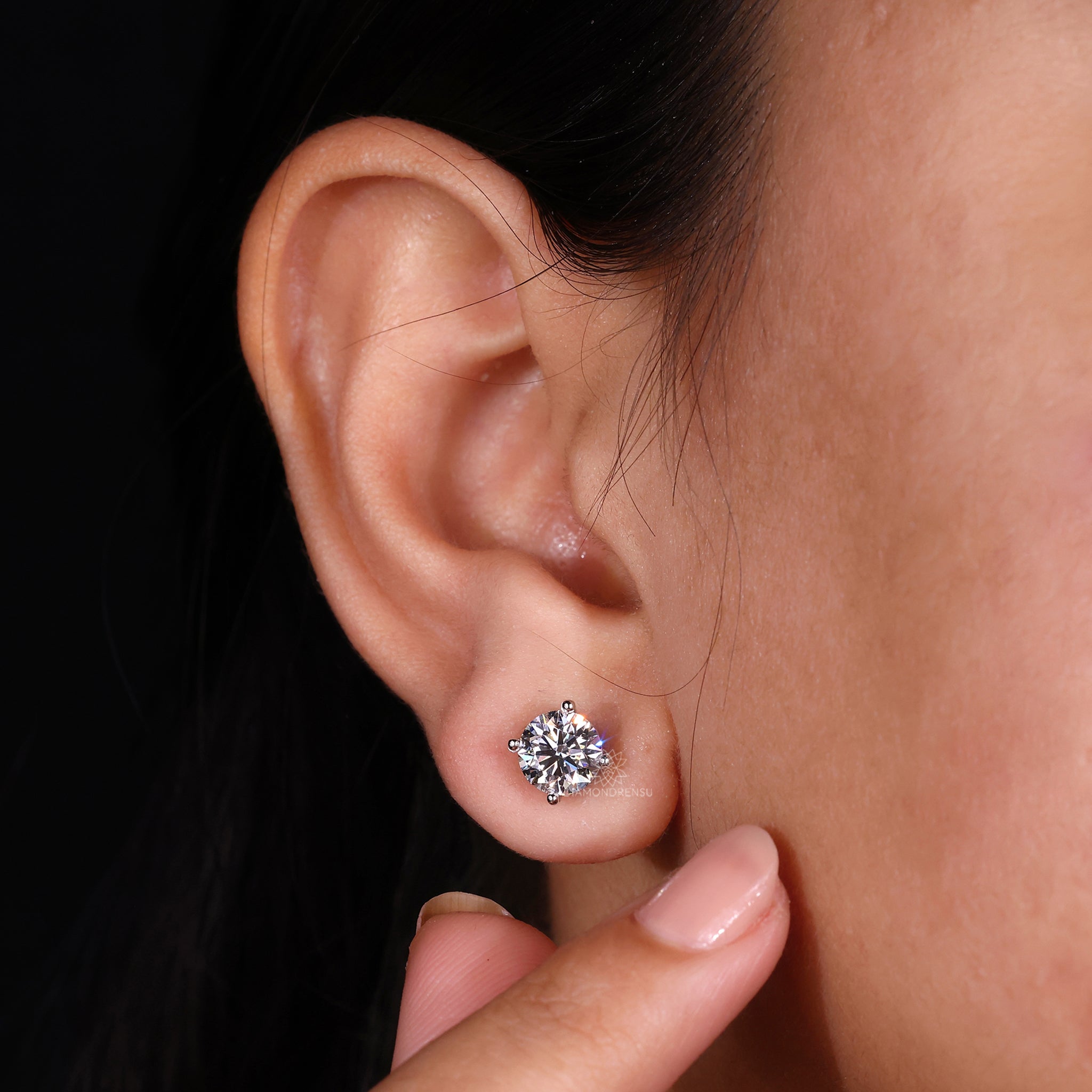 Elegant white gold diamond studs.
