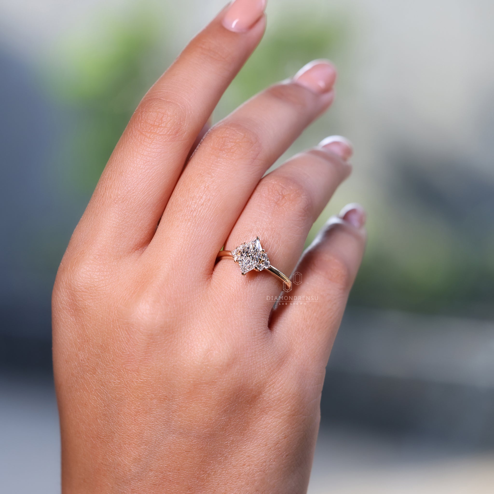 Round Diamond Side Stone used in marquise cut diamond ring.
