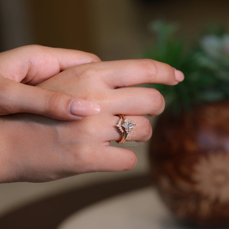 Round diamond side stone ring with balanced sparkle.
