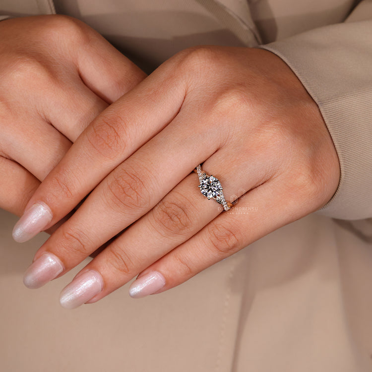 Handmade twisted band ring in yellow gold.
