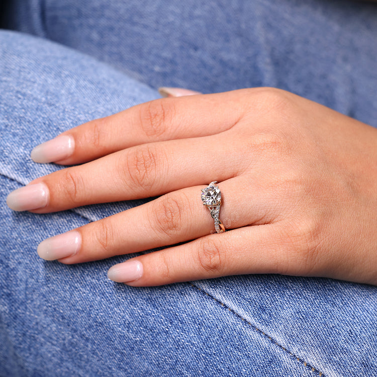Twisted pave band in yellow gold with round cut diamond.
