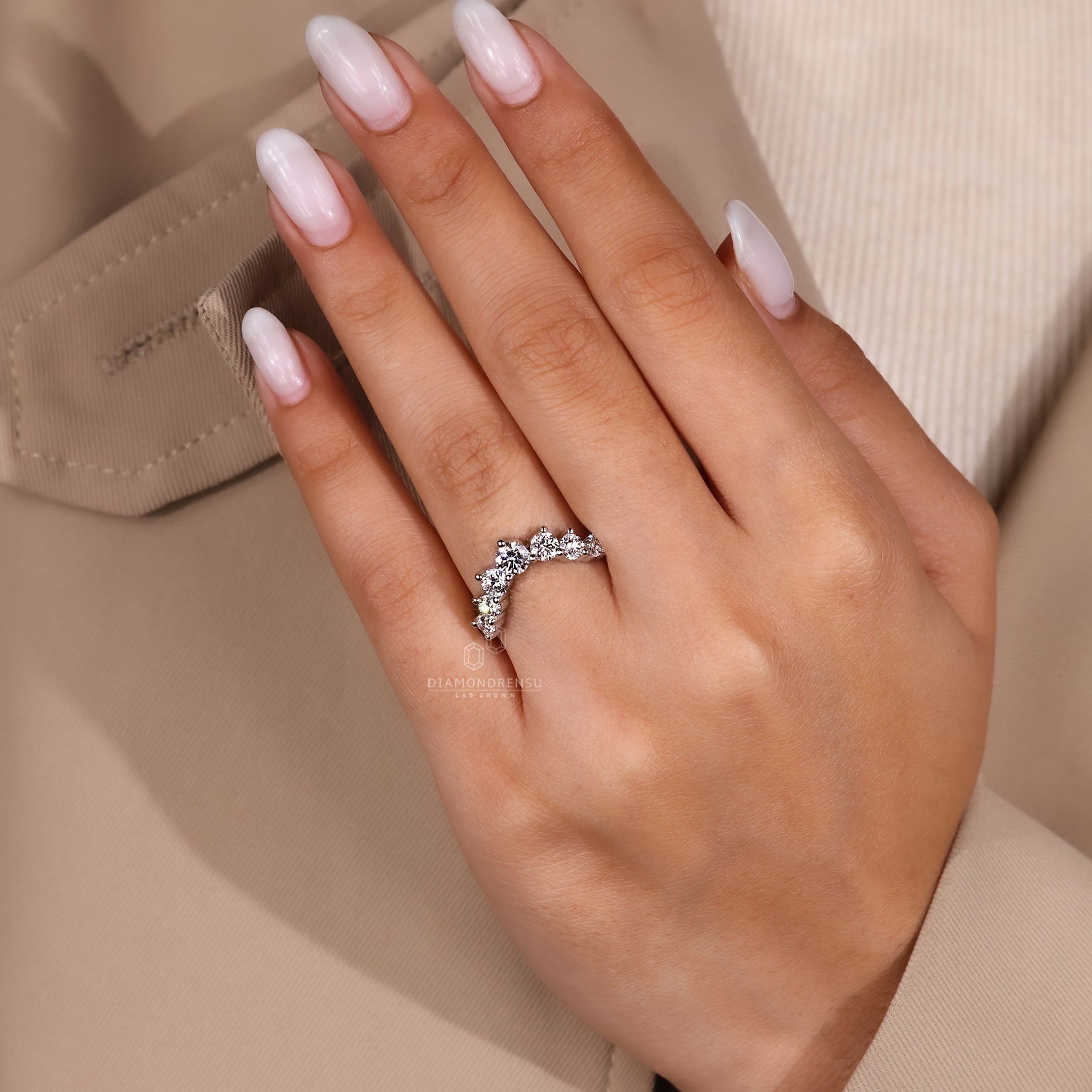 Diamondrensu UK band featuring a round diamond half eternity style.