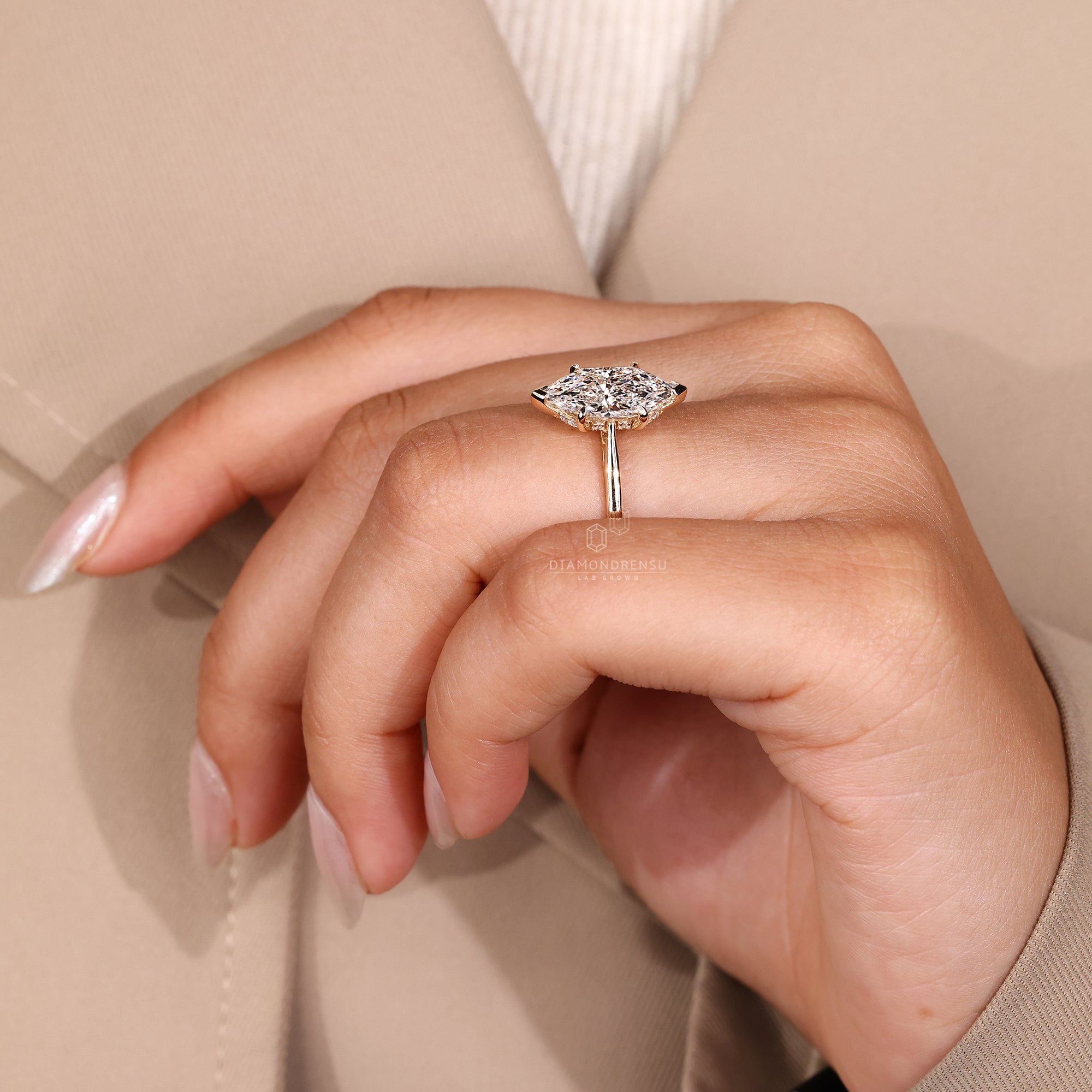 Round hidden halo setting with V and claw prongs.
