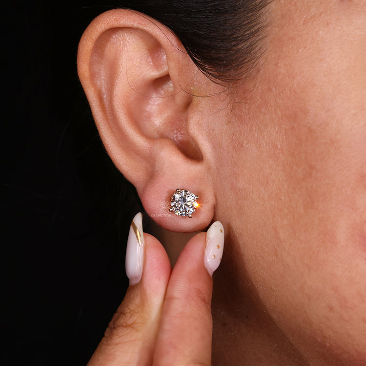 Elegant yellow gold diamond studs.