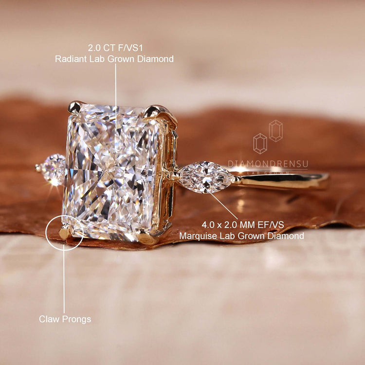 Three stone ring in yellow gold, featuring igi certified diamonds for a sustainable and ethical choice.
