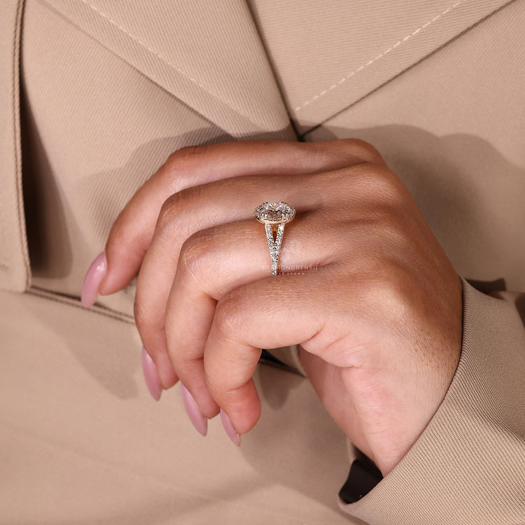 Diamondrensu oval ring with halo and split shank style.