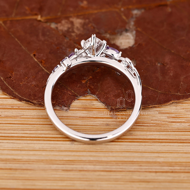 Dutch marquise ring with tanzanite and nature design.