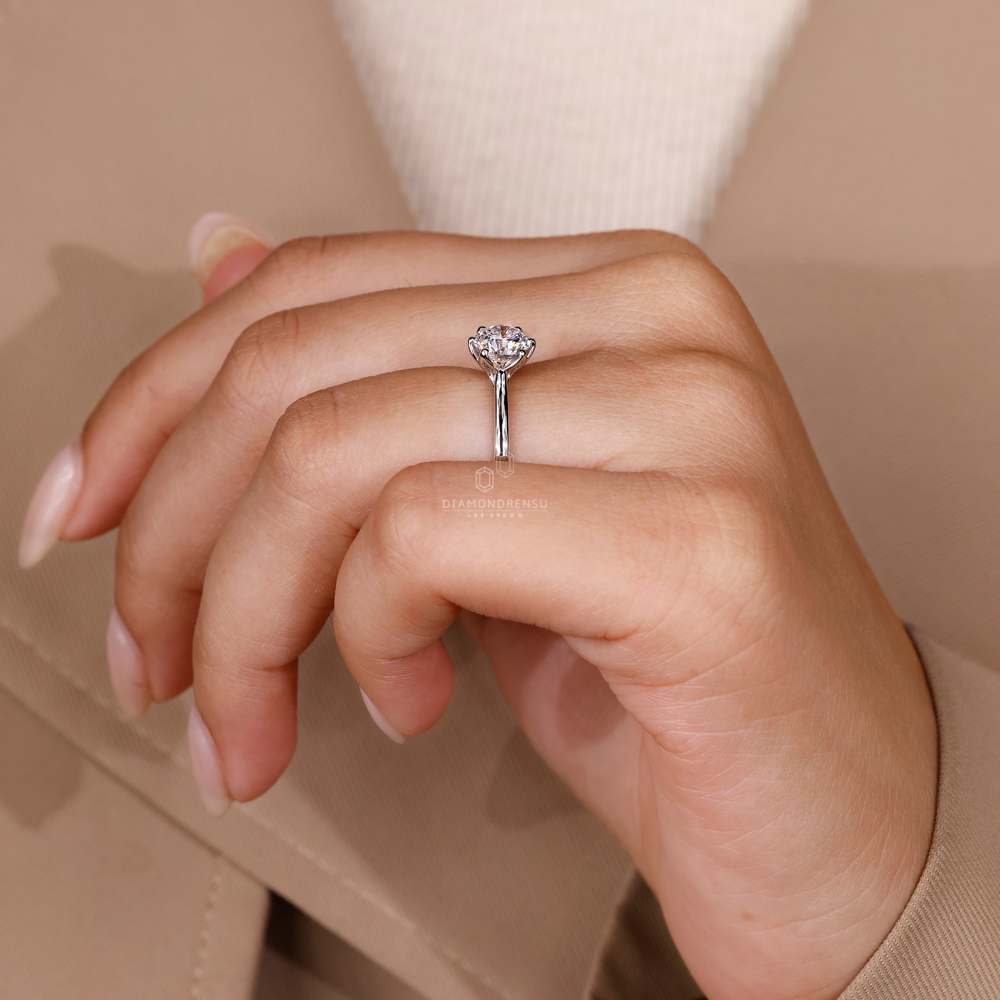 Elegant white gold ring with round diamond