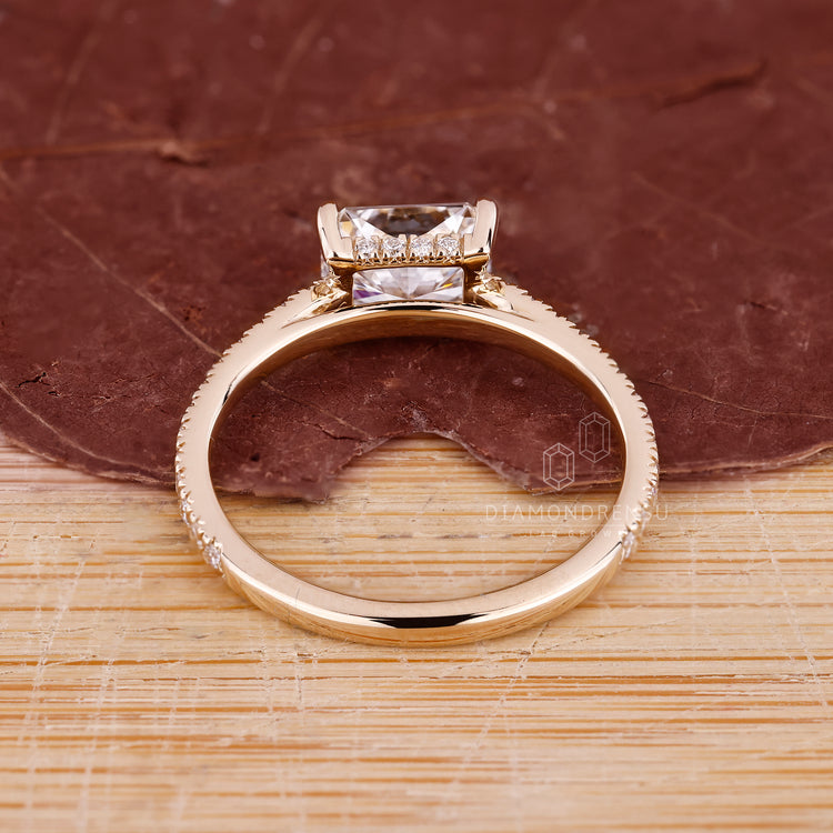 Classic engagement ring with round diamond and gold band