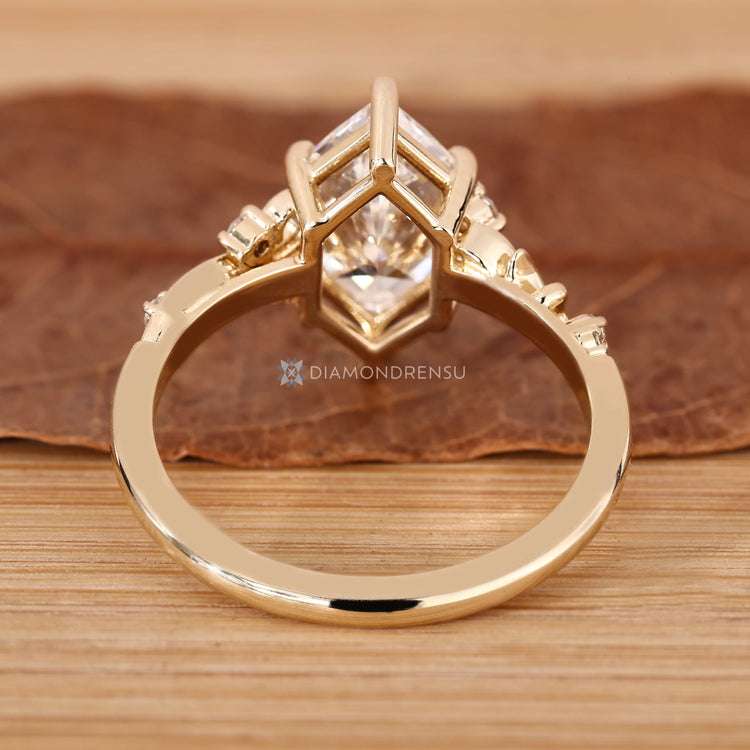 Art deco style Dutch marquise ring with six prongs.