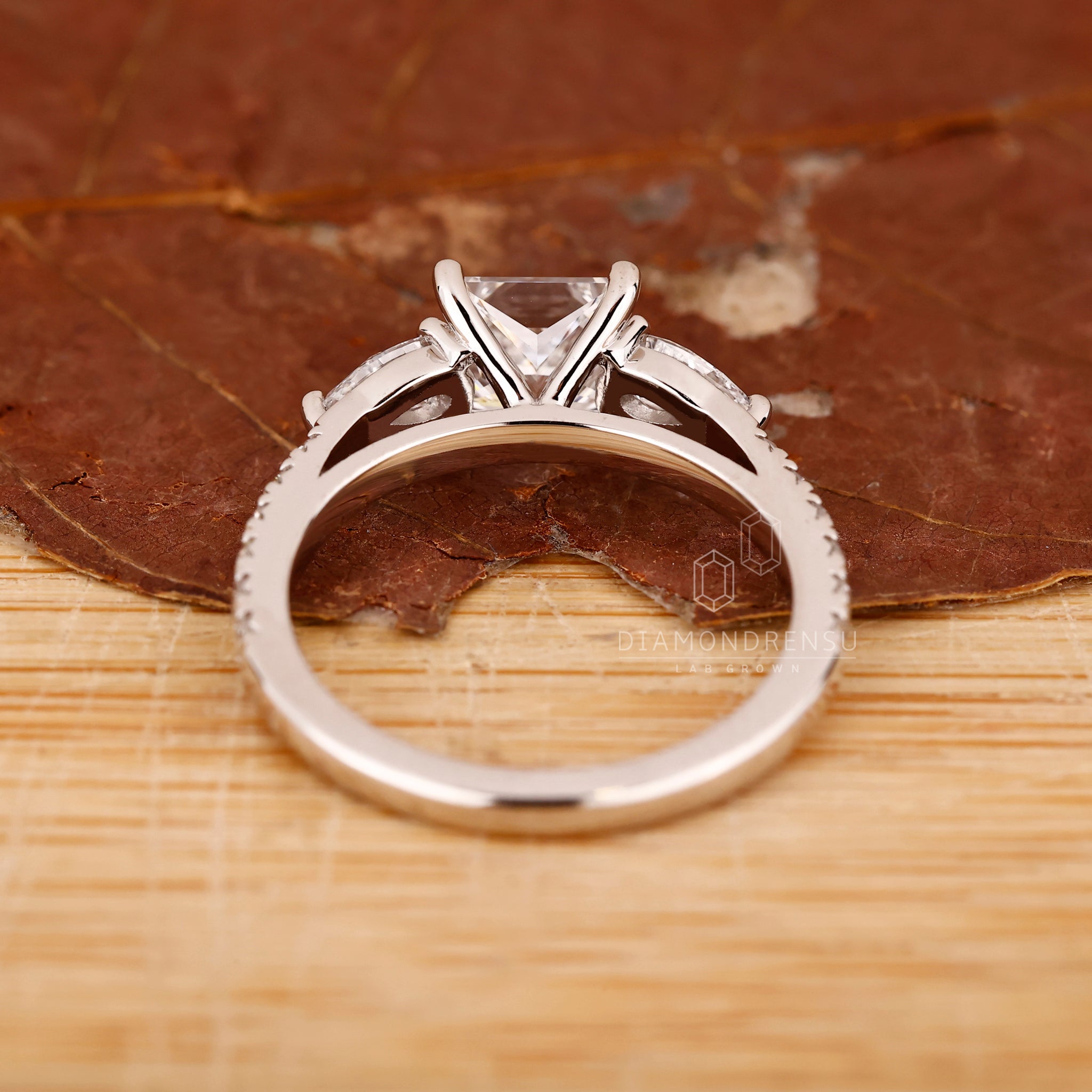 Round prong setting ring with princess cut diamond