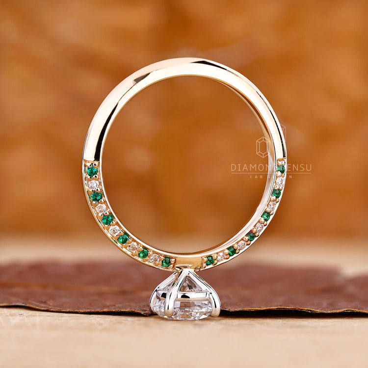 Custom engagement ring in round cut diamond style.
