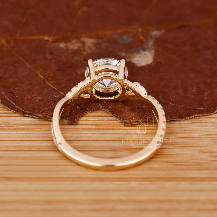 Buy engagement ring with round diamond and twist band.
