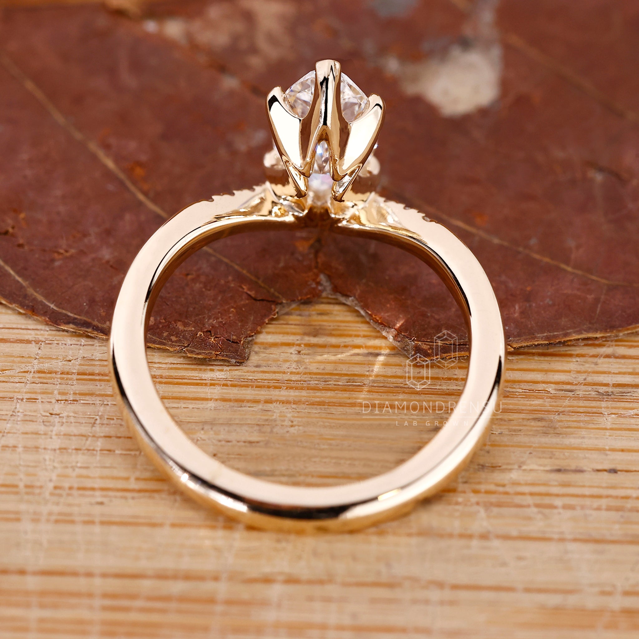 Tapered shank band crafted with round diamond side stone.