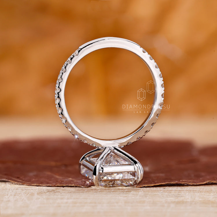 Diamondrensu UK engagement ring made in white gold.