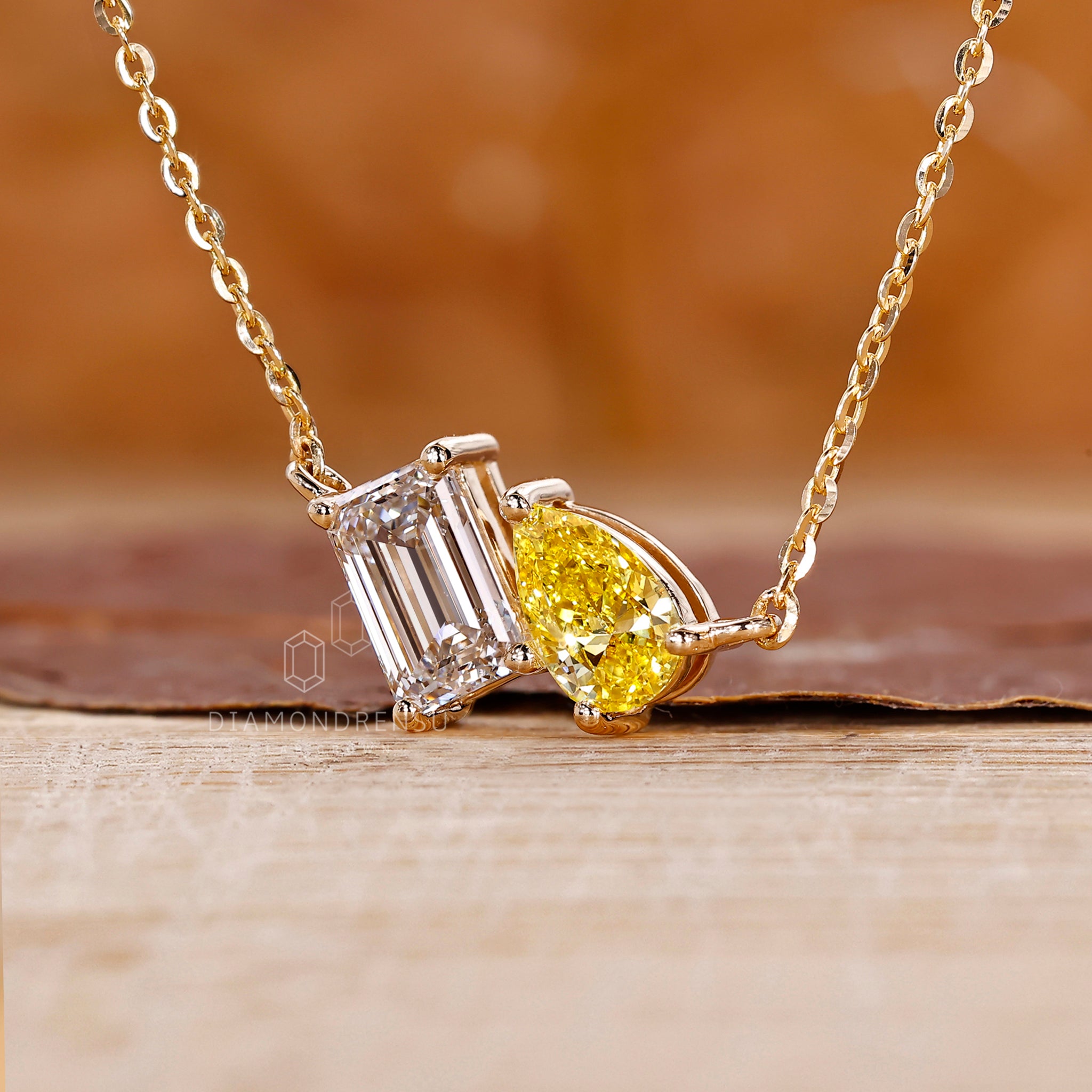 Buy diamond pendant with emerald and pear stones in yellow gold.
