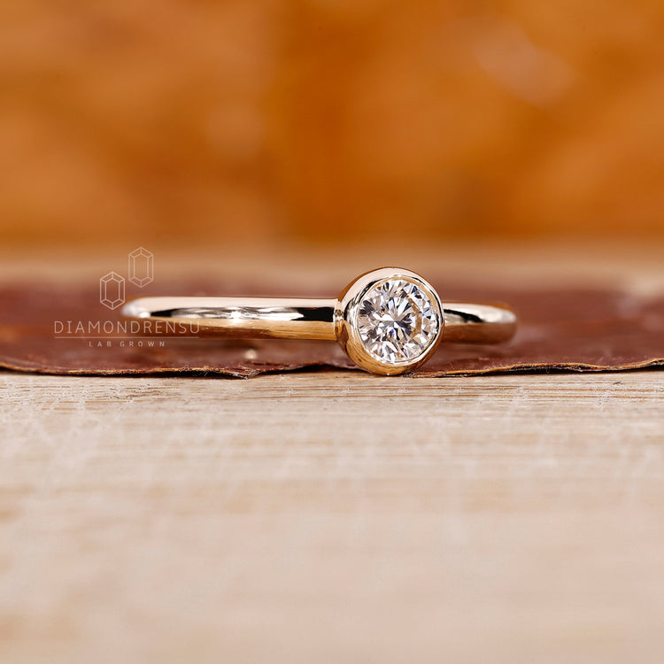 Round cut diamond used in bezel setting ring finish.
