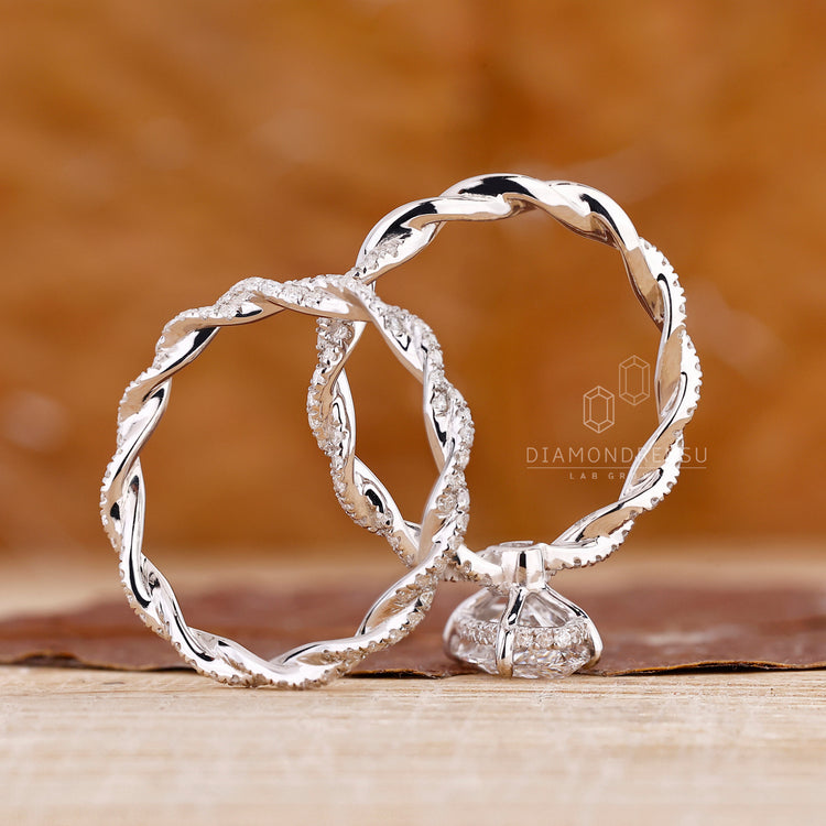 Handmade bridal set with twisted diamond band in white gold.
