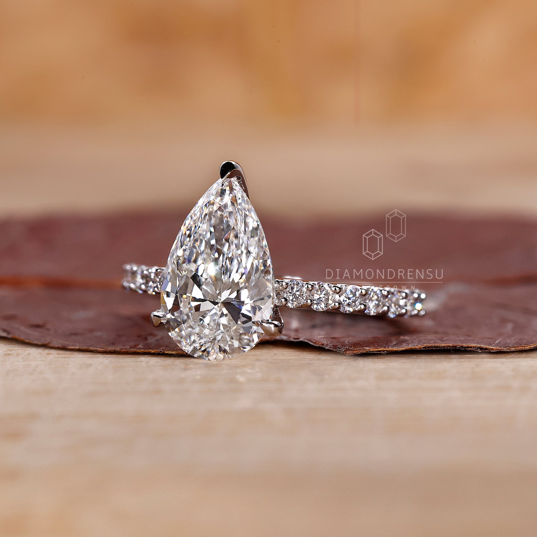 3 Claw Prong Setting used in pear and round diamond ring.
