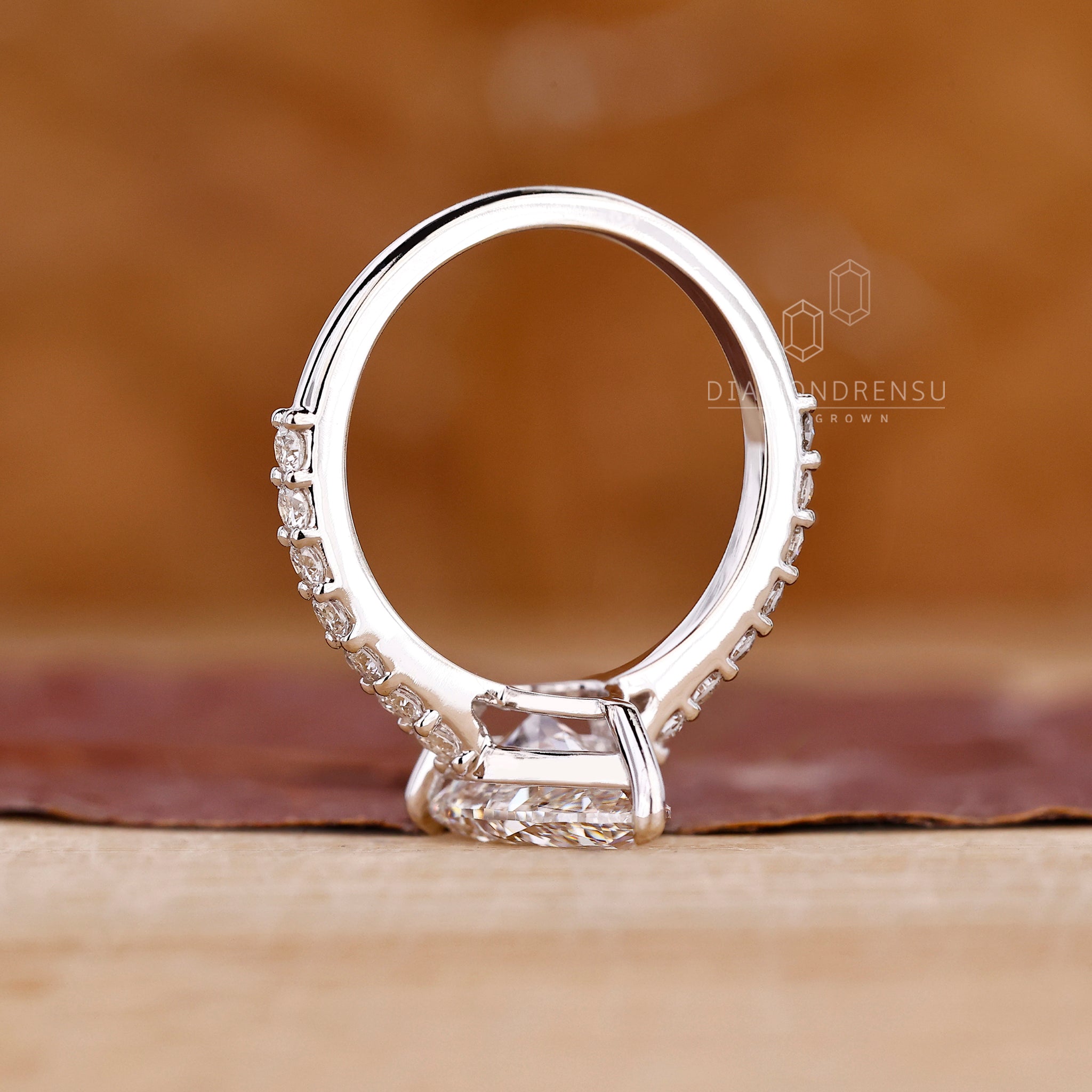 IGI certified diamond in 3 claw prong setting ring.
