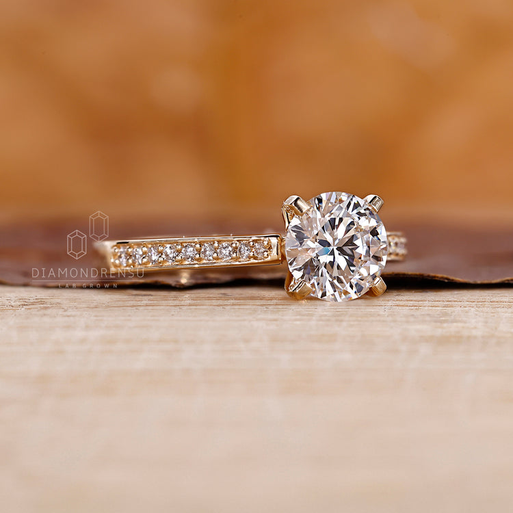 Tapering shank band in handmade jewelry ring look.
