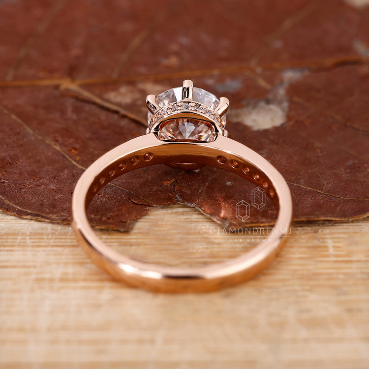 Diamondrensu UK ring featuring a 6 prong setting and lab grown centre stone.
