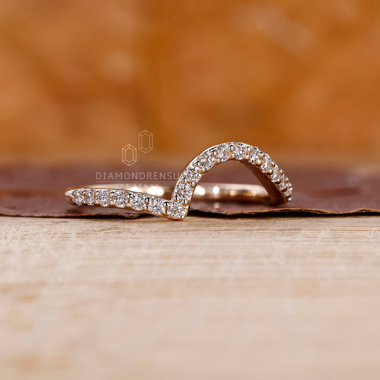 Simple wedding band with a curved structure and modern look.