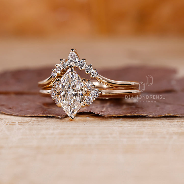 Pear diamond wedding band with graceful curves.
