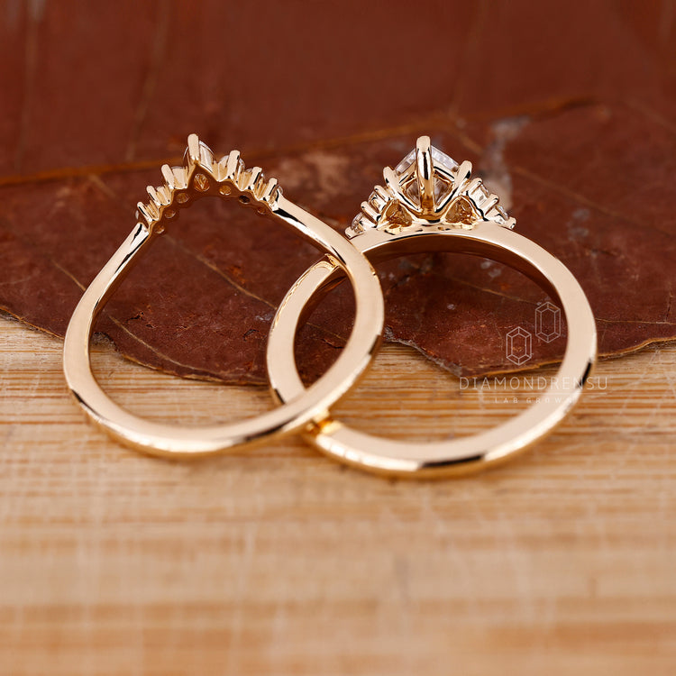 Yellow gold band with a classic look.
