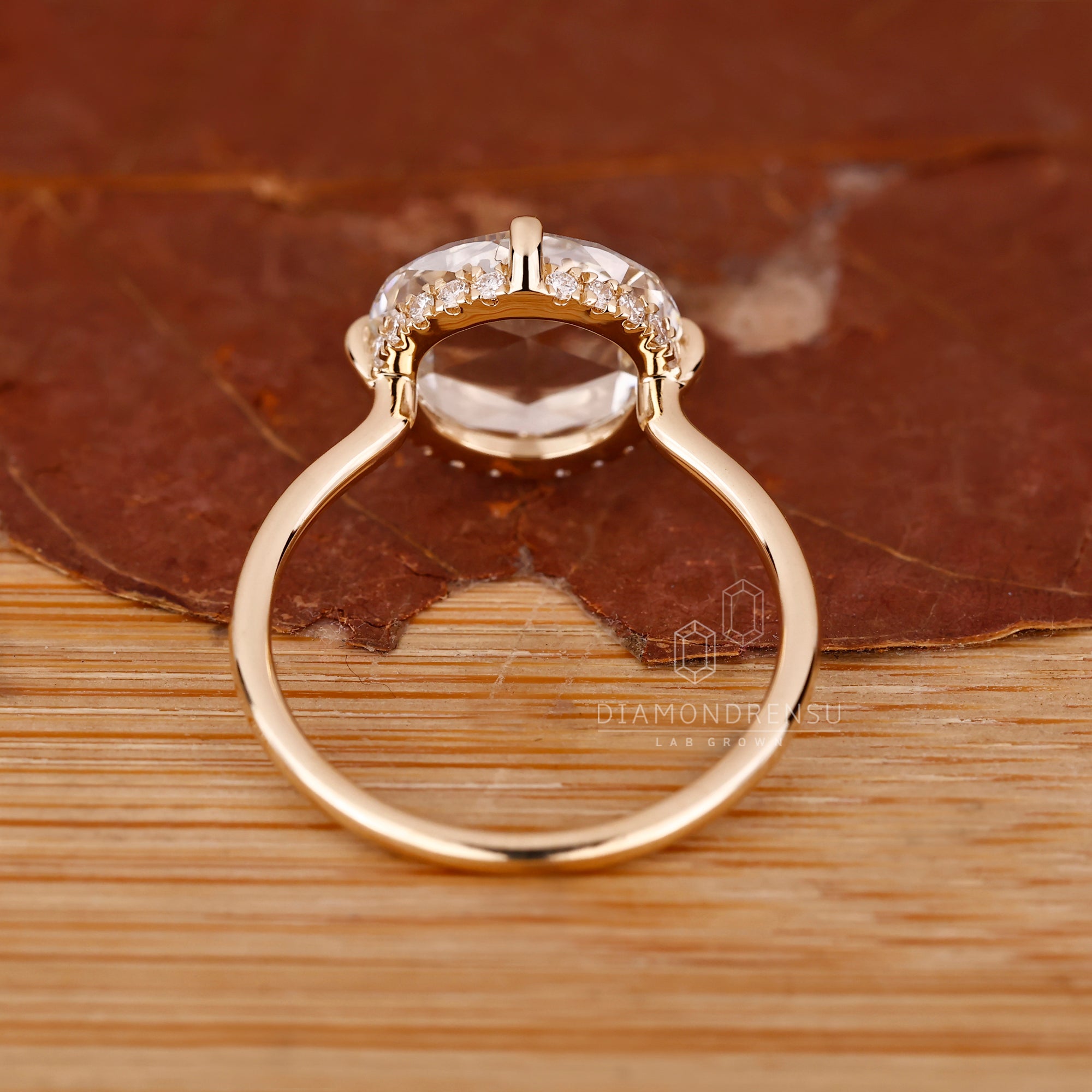 4 claw prong setting holds the round rose cut diamond.
