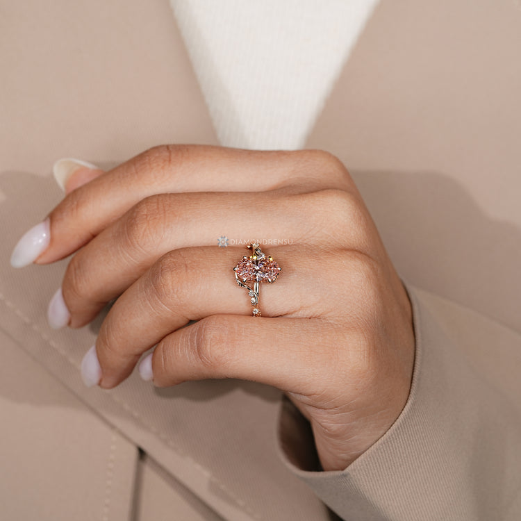 Nature inspired oval ring with pink diamond centre.