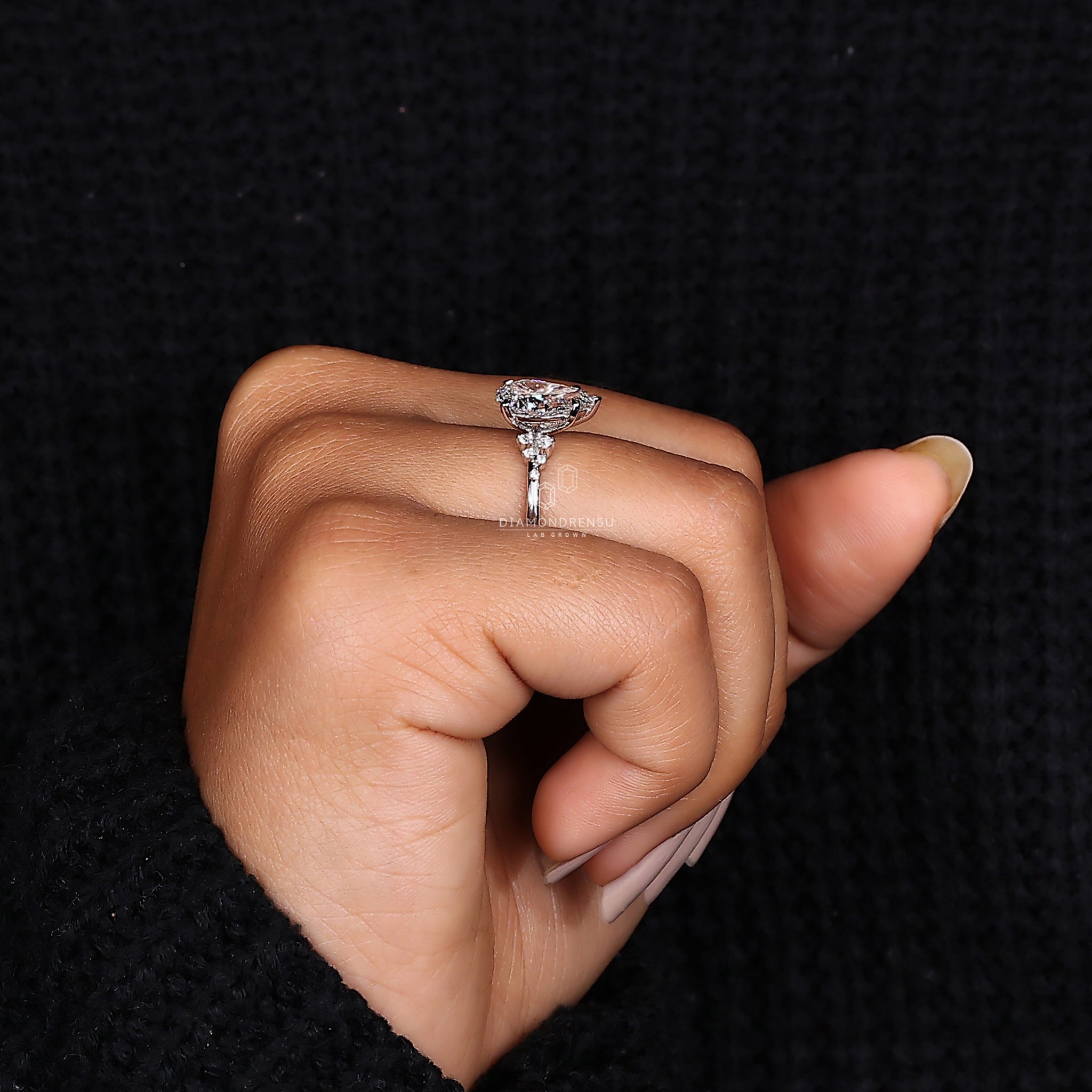 Claw prong on prong setting
