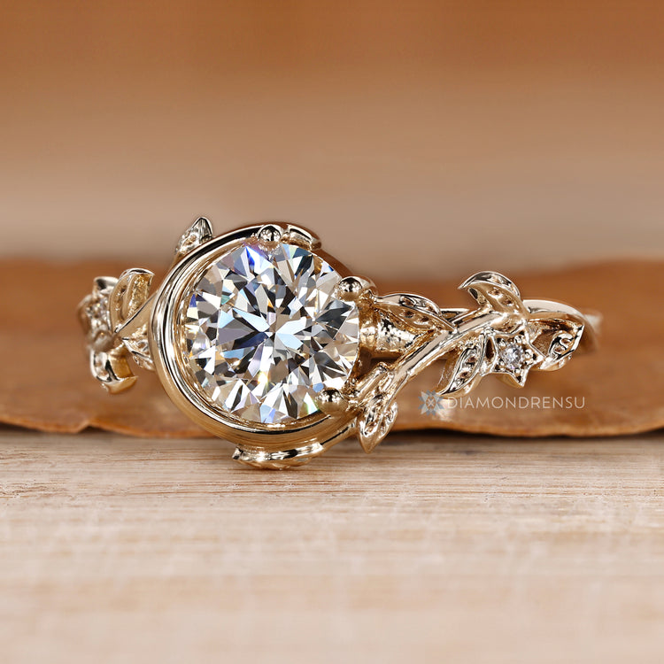 Round cut diamond ring with nature inspired style.