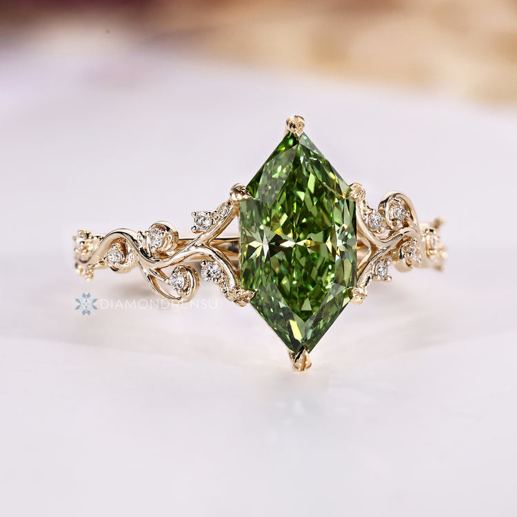 Dutch marquise ring with green diamond and round sides.