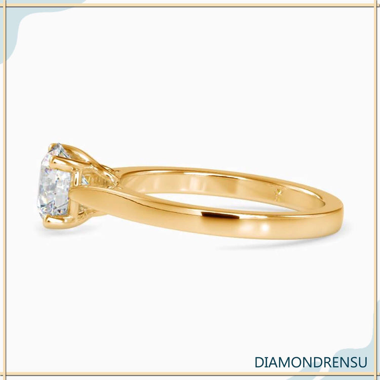 White gold diamond ring with solitaire round cut.
