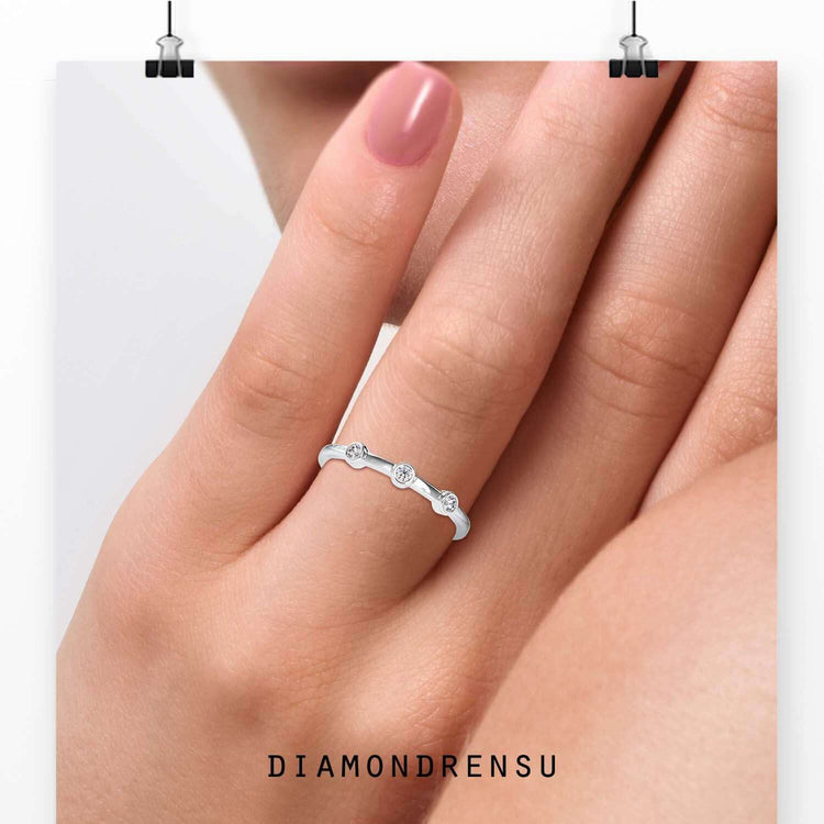 Three stone diamond band in bezel setting design.
