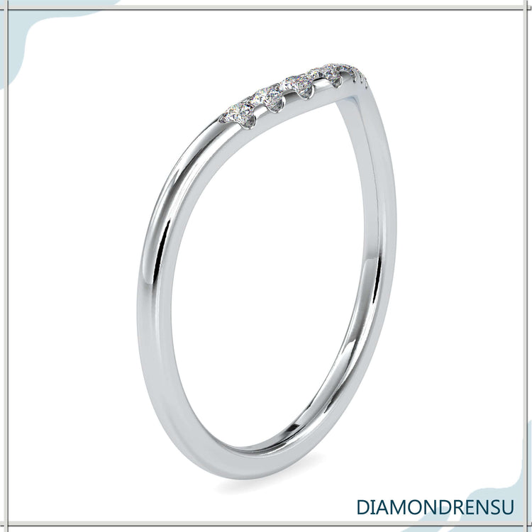 Round diamond curved band set in white gold.
