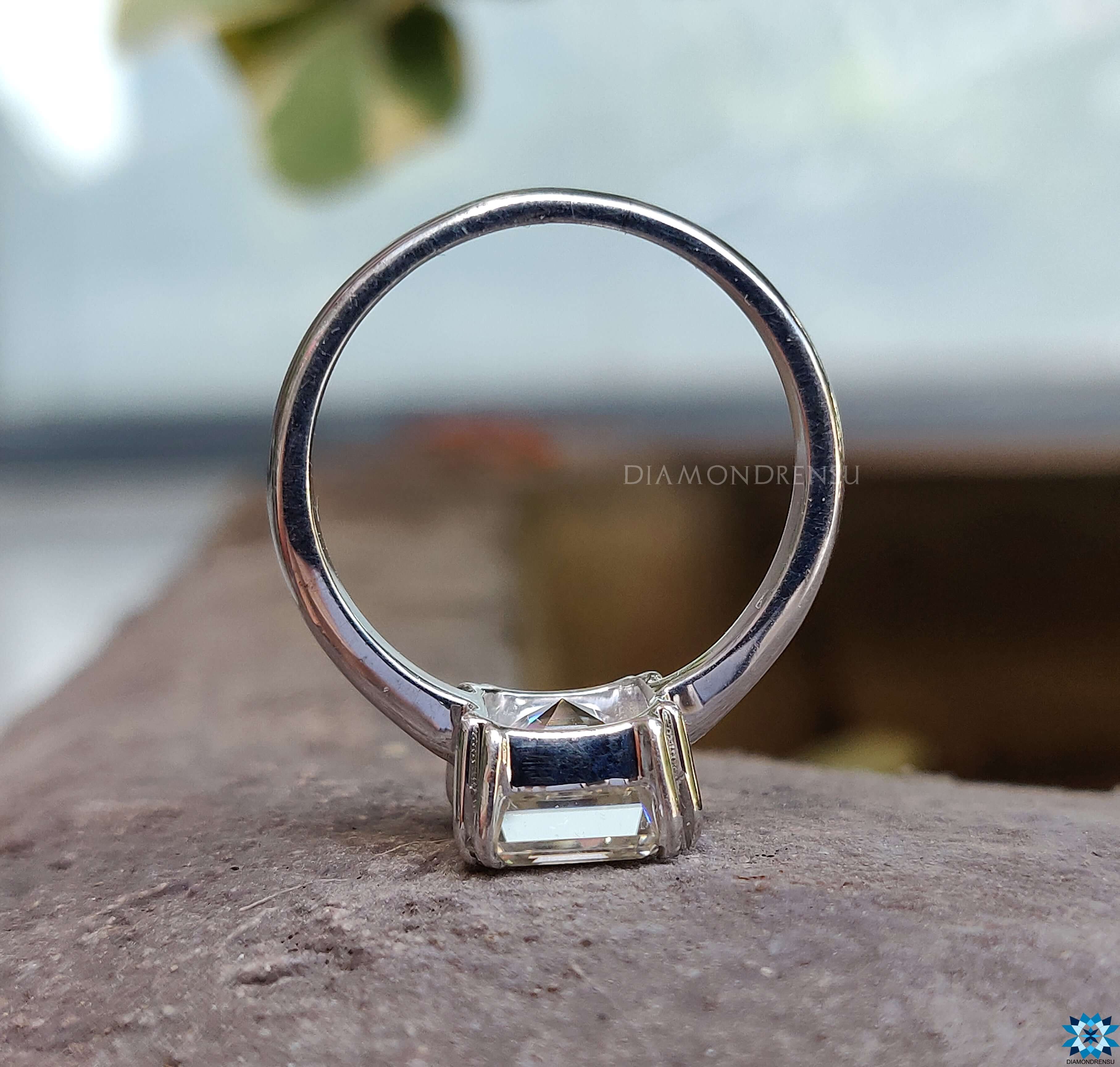 Simple Engagement Ring in White Gold.