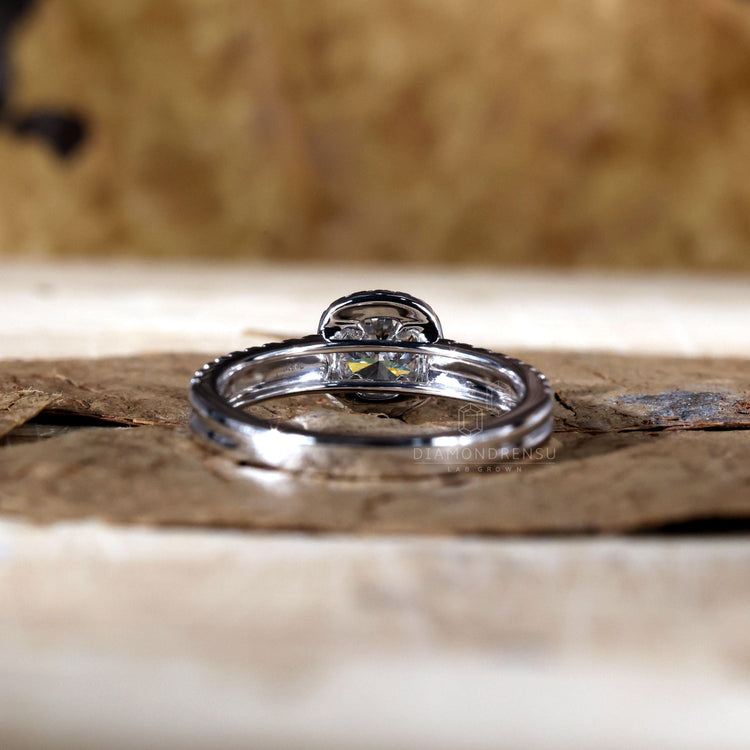 Lab grown diamond in a pave diamond ring from Diamondrensu UK.
