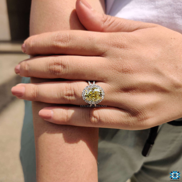 Pave round cut stones on split band in white and yellow gold.
