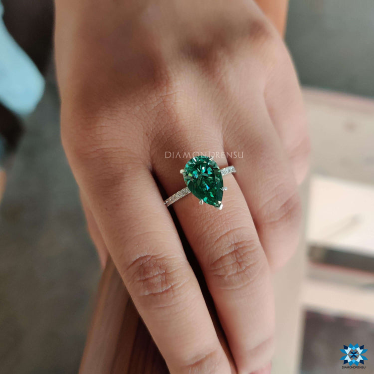 Diamondrensu UK pear cut green moissanite ring.
