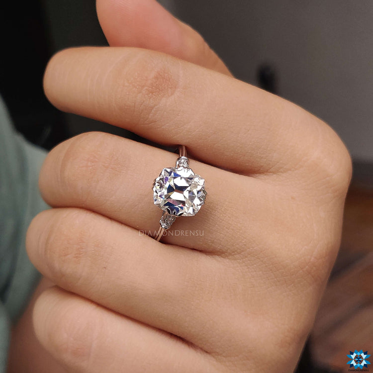 Diamondrensu UK cushion cut moissanite engagement ring.
