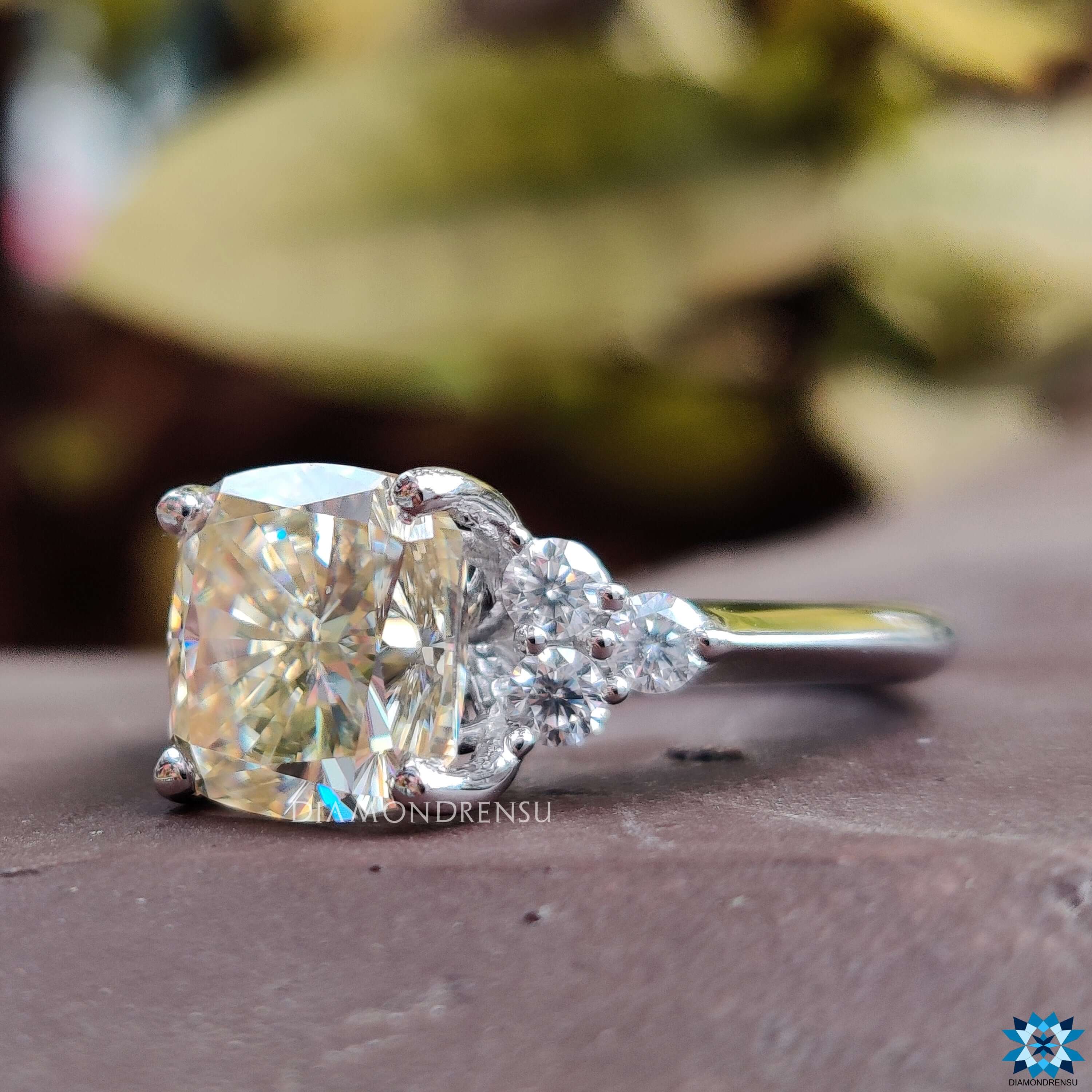 Round Side Stone enhancing elegant sparkle.