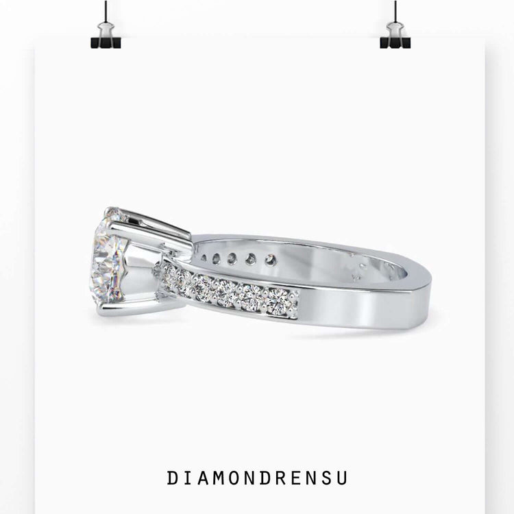 Elegant 4 prong setting ring in yellow gold, perfect for daily wear.

