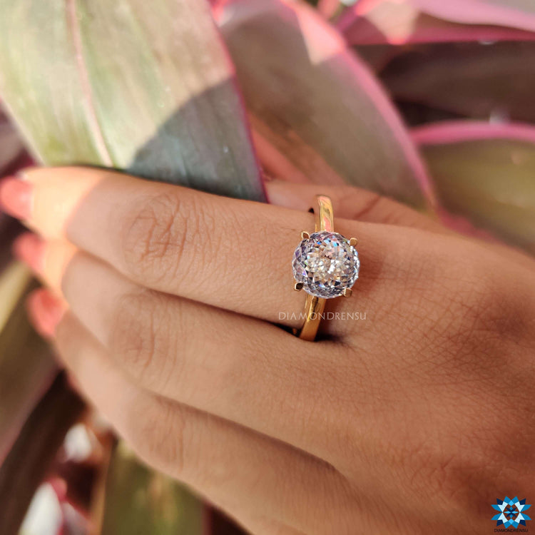 Yellow gold engagement ring with Portuguese cut.
