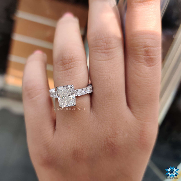 Diamondrensu UK white gold radiant cut ring.

