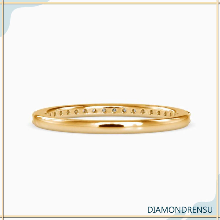 Round diamond wedding band with semi eternity setting.
