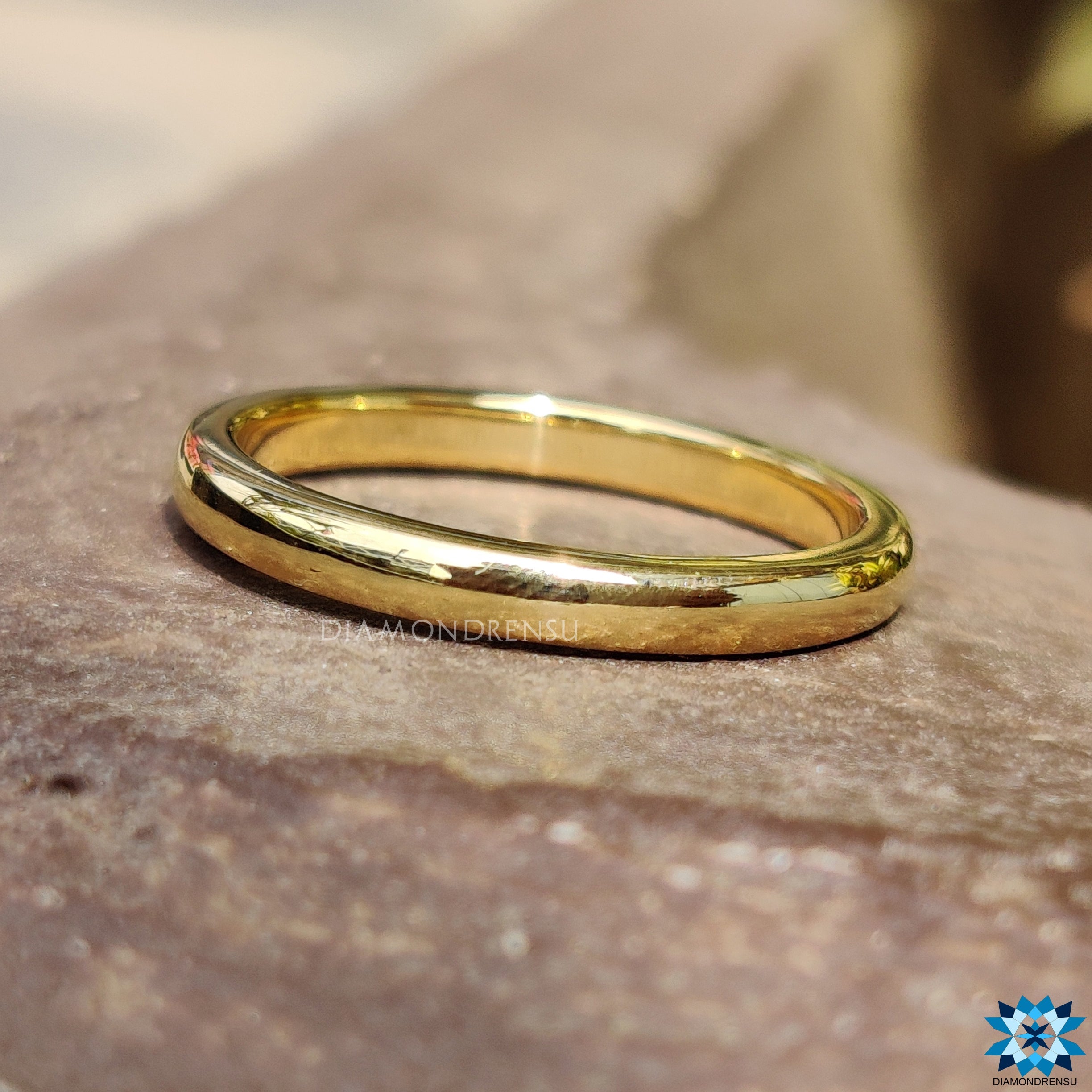 Beautiful gold wedding band perfect for any occasion.