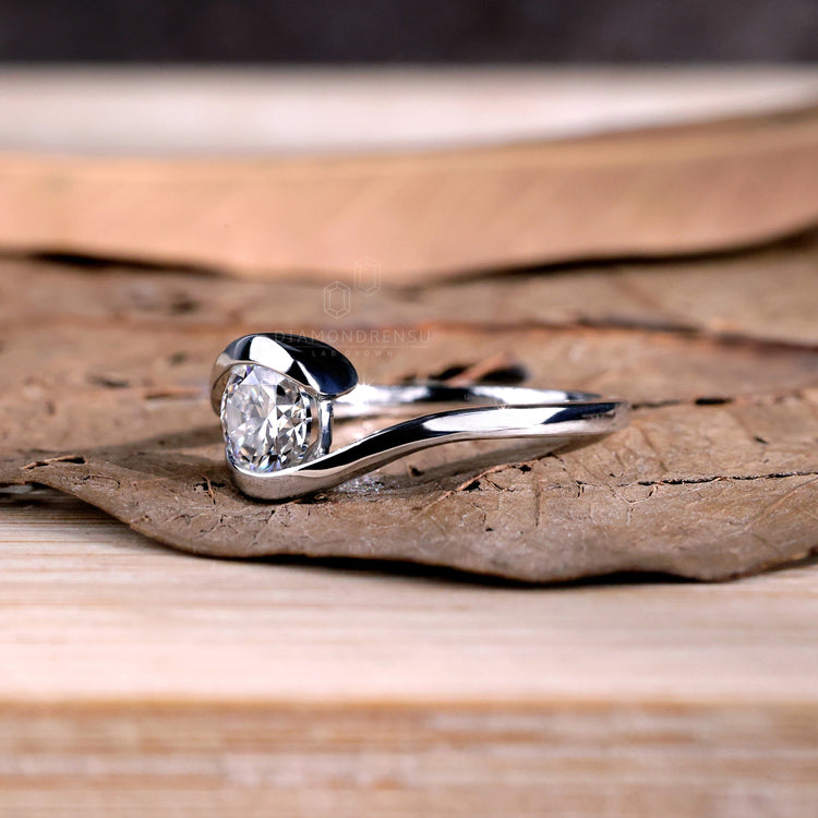 Classic bypass ring setting in white gold with brilliant diamonds.